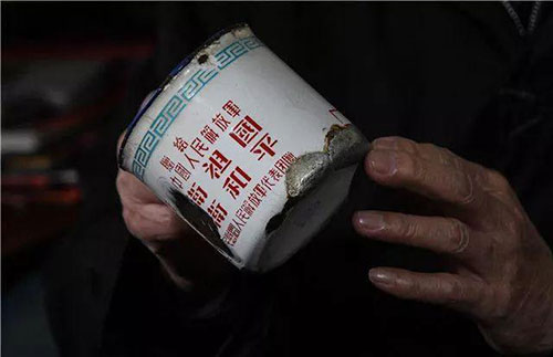 张富清珍藏了几十年,补了又补的搪瓷缸